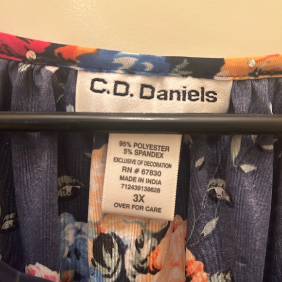 C. D. Daniels Floral embellished short sleeve blouse, 3x - Picture 2 of 6